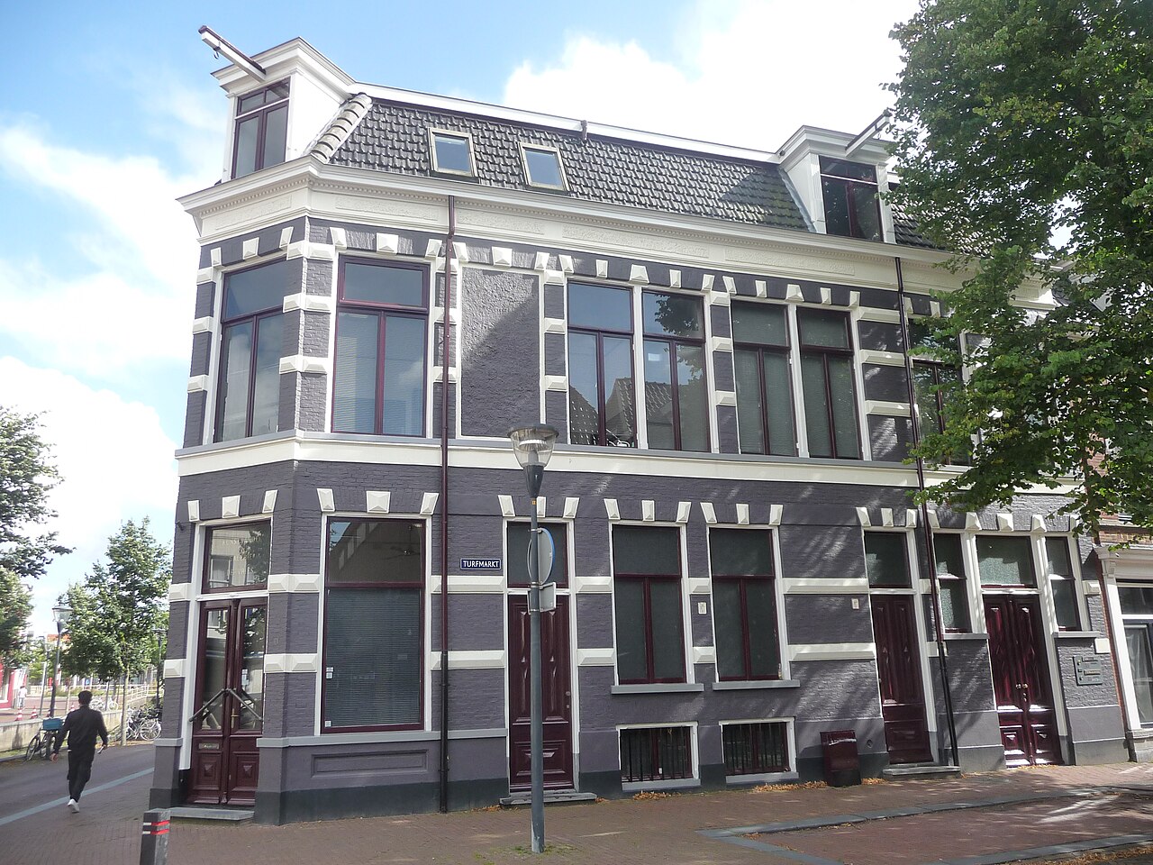 Het pand van Kunsthandel en Galerie de Vries aan de Turfmarkt 1 in Leeuwarden